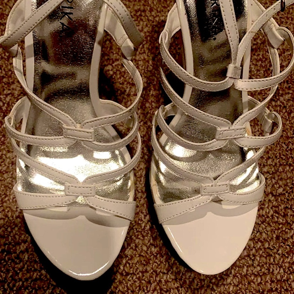 Sz 7 beige cage heels